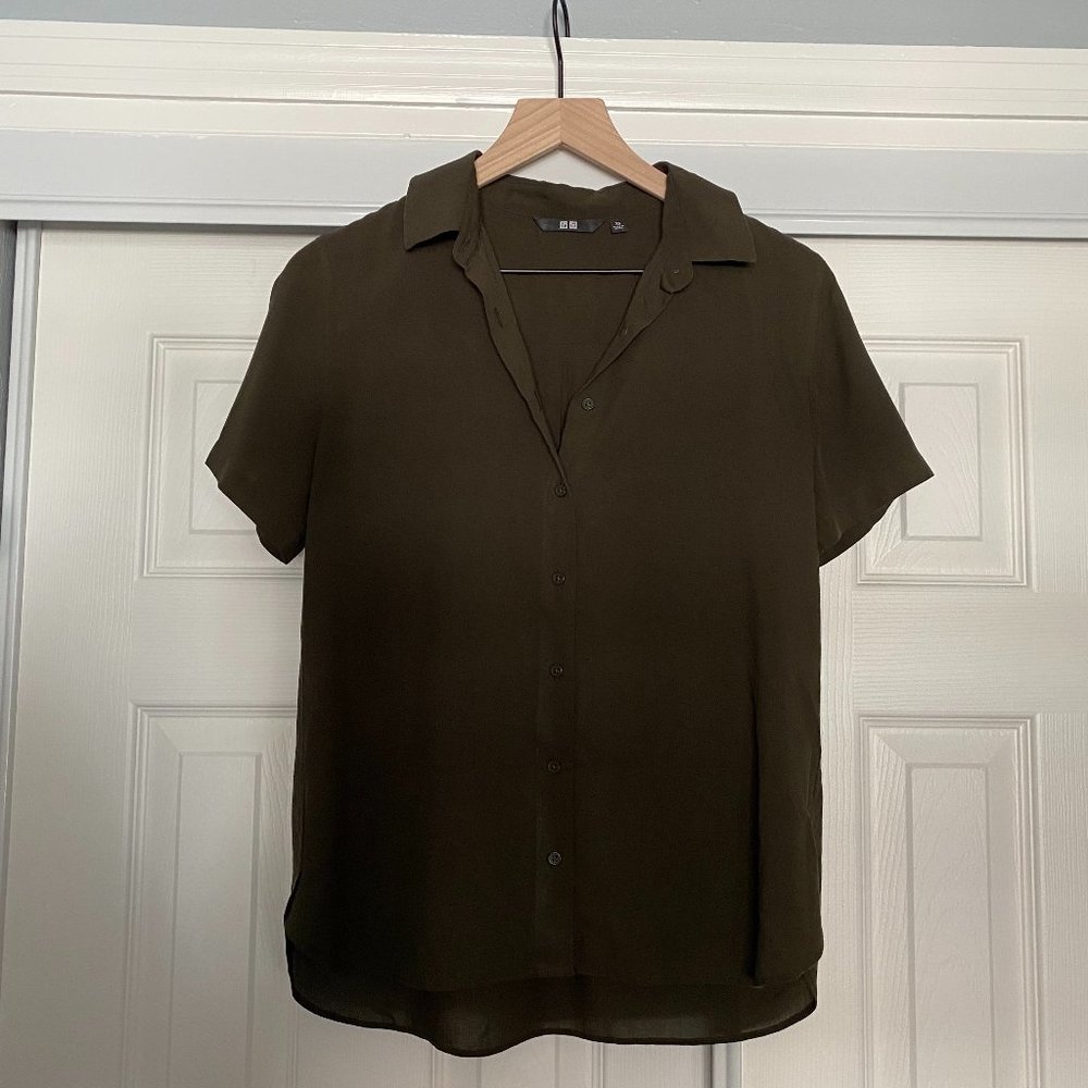 Uniqlo Olive Green Short Sleeve Button Up Size X-Small